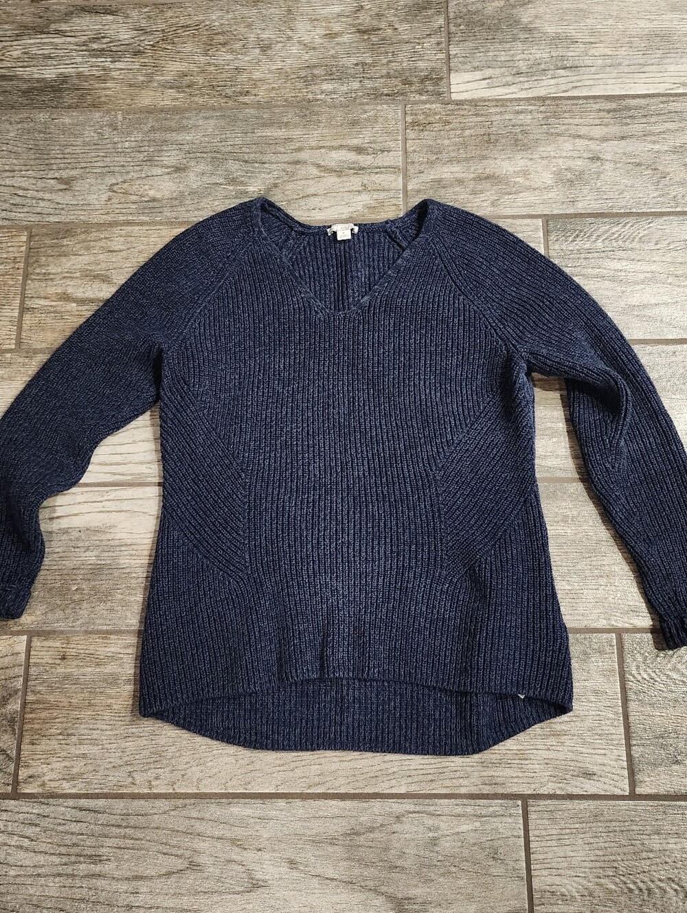 Navy blue GAP ribbed knit sweater with a V-neck and long sleeves, size M